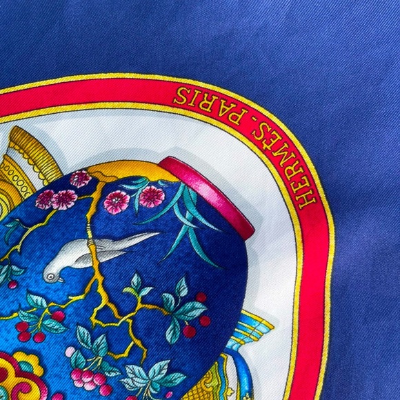 100% silk HERMÈS Qu' Importe Le Flacon Silk Scarf vintage perfume jewelry design - Picture 3 of 9